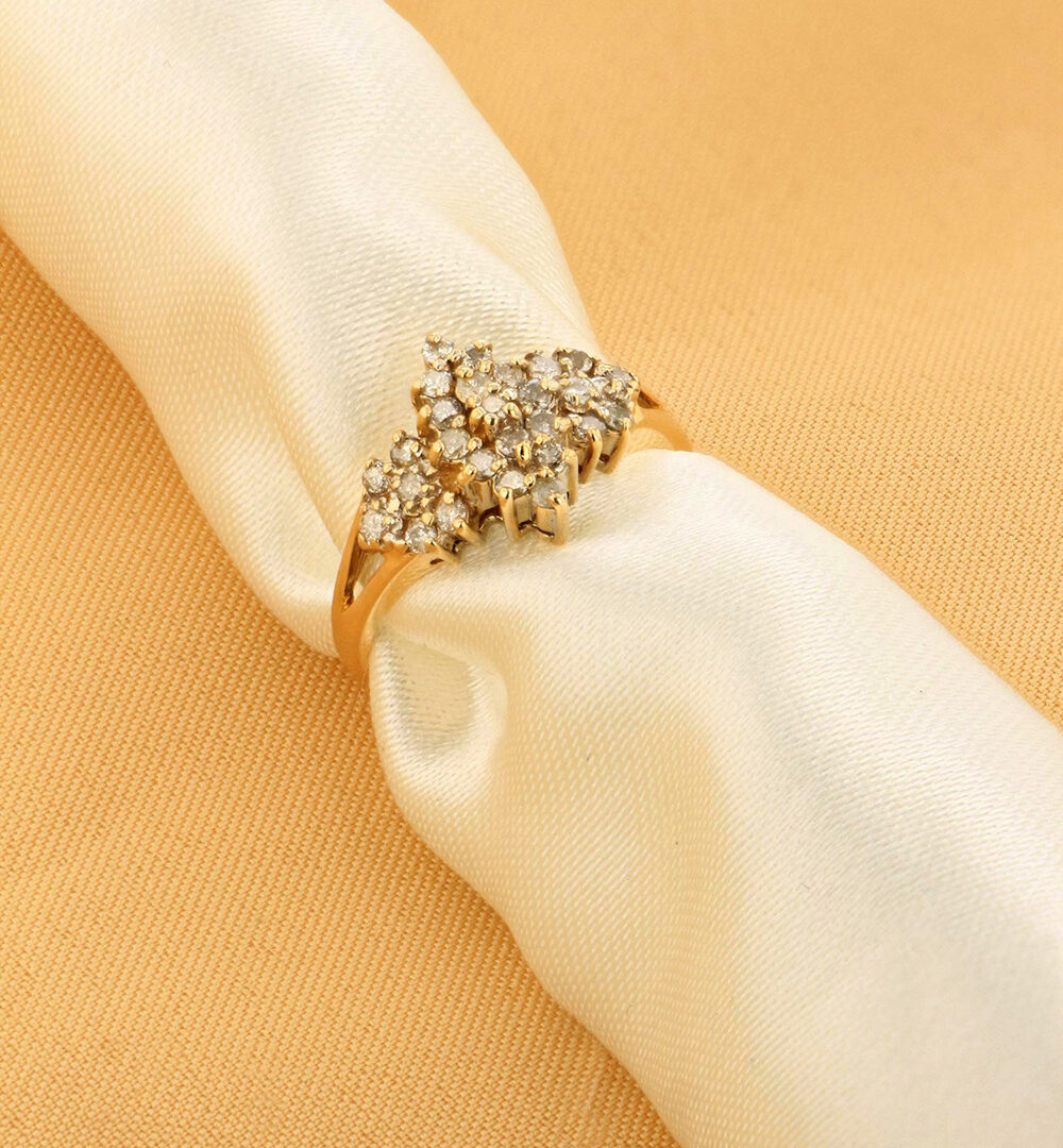 Anillo oro 14k con forma de flor zafiro y chispas de diamante