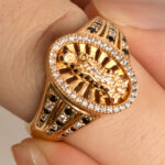 Anillo De Oro 18k Guadalupe Con Piedras Blancas y Negras 7,8Gr - Imagen 3