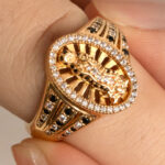 Anillo De Oro 18k Guadalupe Con Piedras Blancas y Negras 7,8Gr - Imagen 3