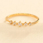 Anillo De Oro 18k Cintillo Con Piedras Blancas 0,9Gr