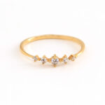 Anillo De Oro 18k Cintillo Con Piedras Blancas 0,9Gr - Imagen 2