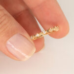 Anillo De Oro 18k Cintillo Con Piedras Blancas 1,3Gr - Imagen 2