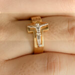 Anillo De Oro 18k  Cristo Bicolor 5,8Gr - Imagen 3