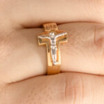 Anillo De Oro 18k  Cristo Bicolor 5,8Gr - Imagen 3