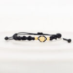 Pulsera De Oro 18k Macramé Con 1 Esfera 6mm Diamantada, 2 Esferas 3mm Diamantadas, Hilo Negro 0,36gr. Largo 19cm