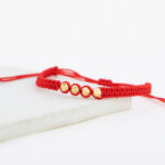 Pulsera De Oro 18k Macramé Con 4 Esfera 5mm Diamantada, Hilo Rojo 0,6gr. Largo 19cm