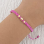 Pulsera De Oro 18k Macramé Con 1 Cilindro Diamantado 4x6mm 2 Esferas 4mm Diamantadas, Hilo Rosados 0,42gr. Largo 19cm - Image 2