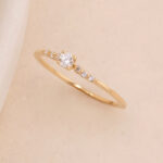 Anillo Oro 18k Con Piedras Blancas - Image 2