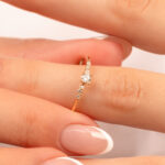 Anillo Oro 18k Con Piedras Blancas - Image 3