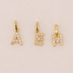 Dije De Oro 18k Letra E Con Piedras Blancas - Imagen 2