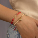 Pulsera De Oro 18k Con 6 Esferas 4mm 2 Esferas 5mm, Hilo Color Beige Dijes Letra J y L y Dije Tres Gracias - Imagen 3