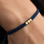 Pulsera De Oro 18k Macramé Con 3 Esferas 4mm Hilo Azul - Image 2