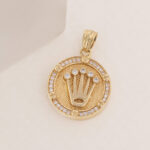 Dije De Oro 18k Corona Con Piedras Blancas - Imagen 2