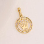 Dije De Oro 18k Corona Con Piedras Blancas - Imagen 2