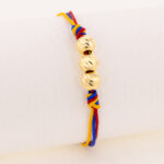 Pulsera Oro 18K Con 3 Esferas Diamantadas 5mm Tejida Con Hilo Tricolor - Image 2