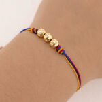 Pulsera Oro 18K Con 3 Esferas Diamantadas 5mm Tejida Con Hilo Tricolor - Image 3