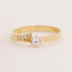 Anillo Oro 18K Con Piedra Blanca - Image 2